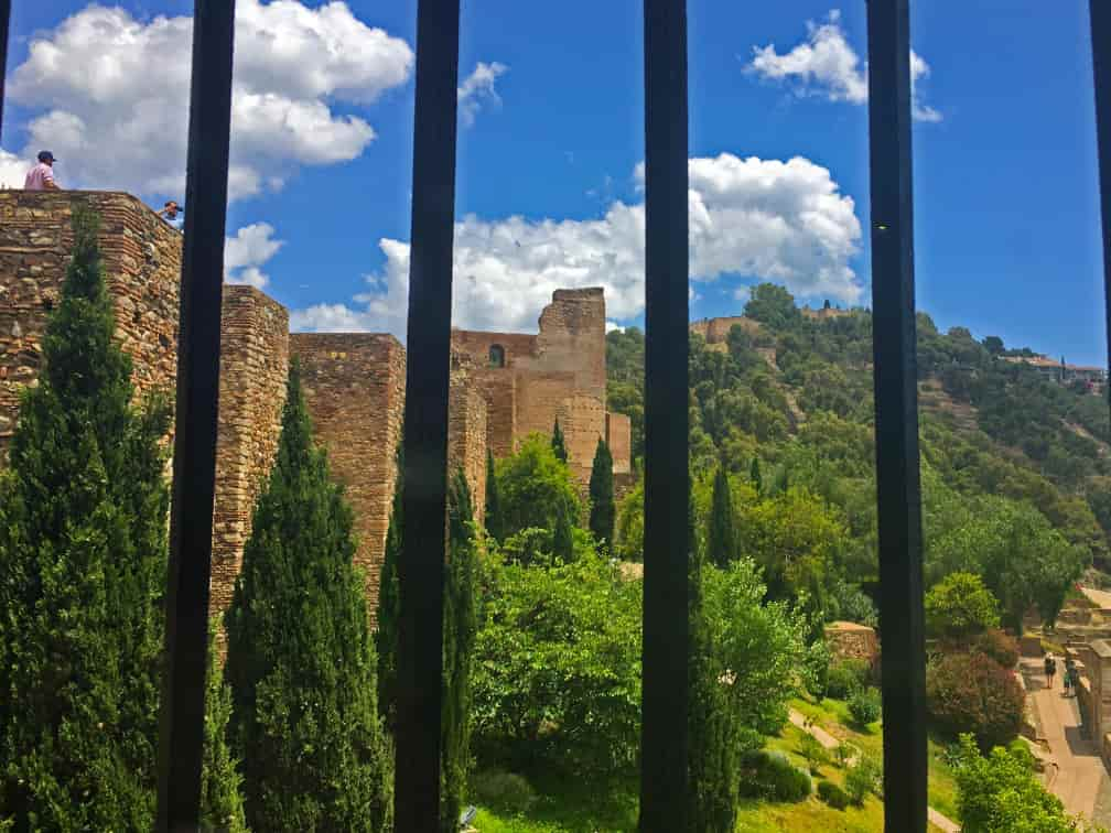 vistas de la torre del homenaje desde la sala de la armadura mudejar